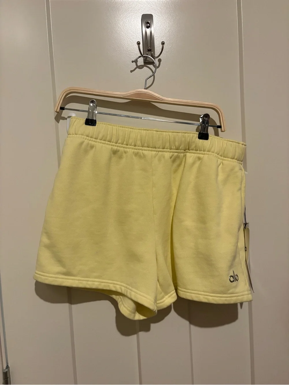 ALO Yoga Accolade Short Medium Sunshine NWT